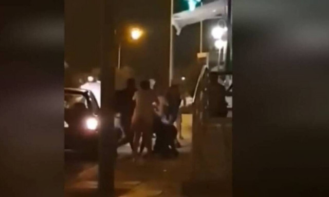 Βίντεο: Άγρια συμπλοκή με ξύλα και καρέκλες στο Παραλίμνι