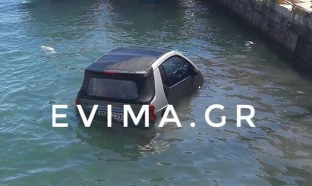 Κάρυστος: Ο αέρας «πήρε» αυτοκίνητο και το έριξε στη θάλασσα! (pics)