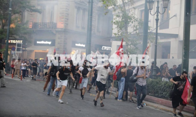 Πεδίο μάχης το Σύνταγμα: Επεισόδια με χημικά και πετροπόλεμο - Συγκλονιστικές εικόνες