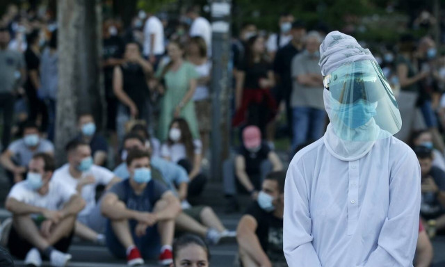 Κορονοϊός στη Σερβία: Καθιστική διαμαρτυρία στο Βελιγράδι