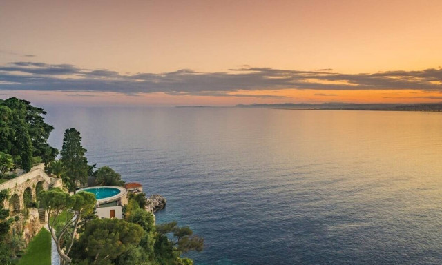 Σε αυτό το σπίτι μένει πασίγνωστος ηθοποιός - Εξωπραγματικές εικόνες!