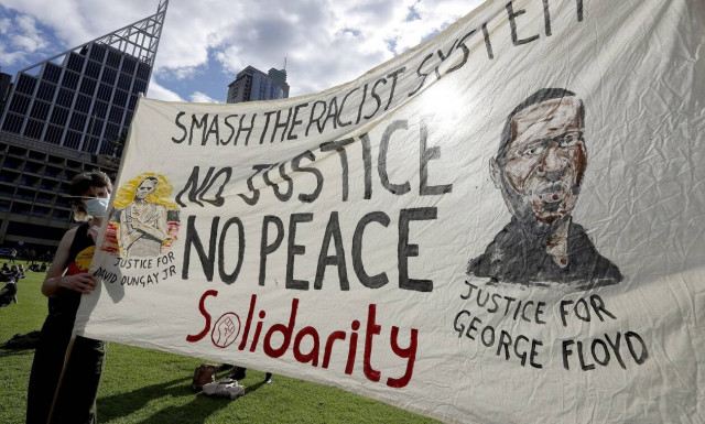 ΝΥΤ - Τζόρτζ Φλόιντ: 20 φορές φώναξε «δεν μπορώ να ανασάνω» και ο αστυνομικός τον... κορόιδευε 