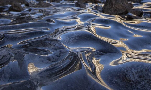 Τρομερό θέαμα: Αυτά τα κύματα πάγωσαν