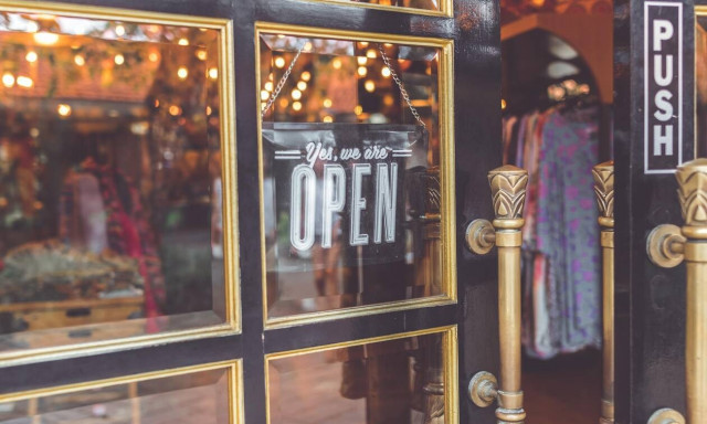 4 tips για να μην κάνεις βιαστικές κινήσεις στις εκπτώσεις