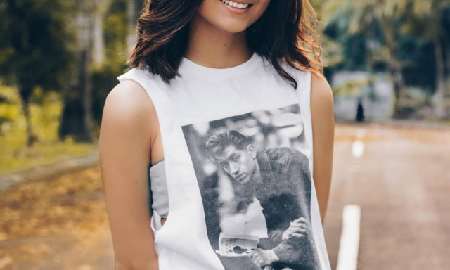 DIY: Πώς θα φτιάξεις ένα δικό σου μπλουζάκι με έναν ώμο