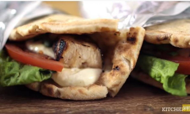 Άκης Πετρετζίκης: Σήμερα ετοιμάστε λαχταριστό σουβλάκι κοτόπουλο