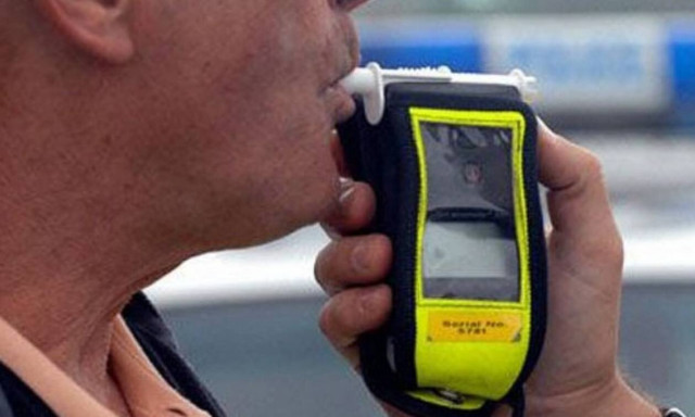 Το ανέκδοτο της ημέρας: Όταν η τροχαία σταματάει Κρητικό για αλκοτέστ