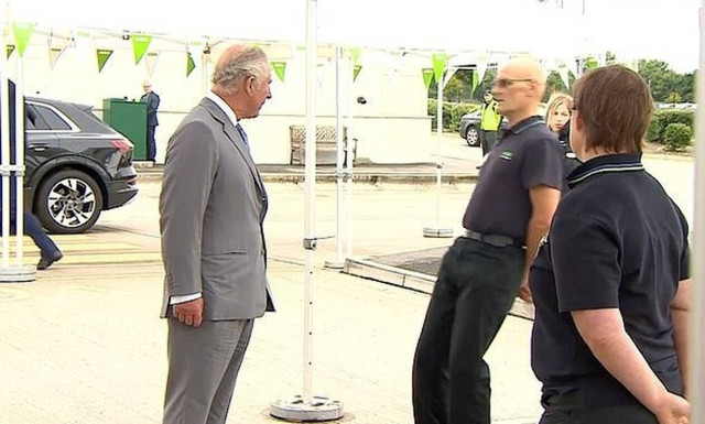 Σοκαρισμένος ο Πρίγκιπας Κάρολος: Είδε υπάλληλο να λιποθυμά μπροστά του (vid)