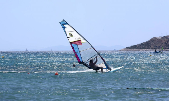 Συναγερμός στην Πάτρα: Αγνοείται σέρφερ - Μεγάλη επιχείρηση του Λιμενικού