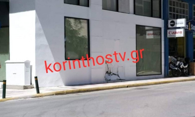 Κόρινθος: Έκανε όπισθεν και παραλίγο να εισβάλλει σε κτήριο