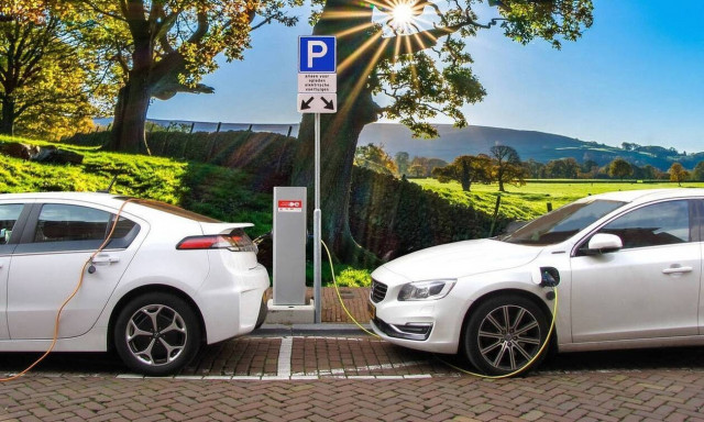 Βελτιωμένα κίνητρα για ηλεκτρικά οχήματα – Κατατέθηκε στη Βουλή το νομοσχέδιο