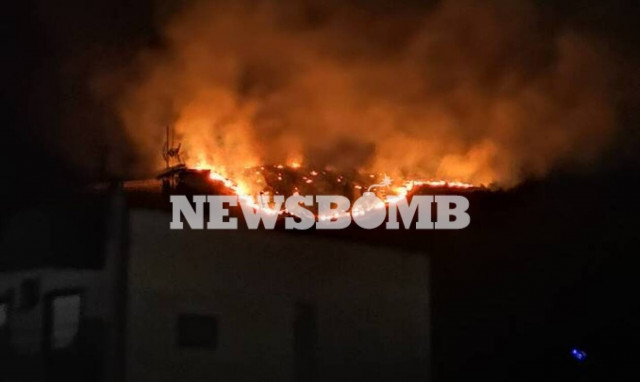 Φωτιά: Μεγάλη πυρκαγιά στο Πέραμα