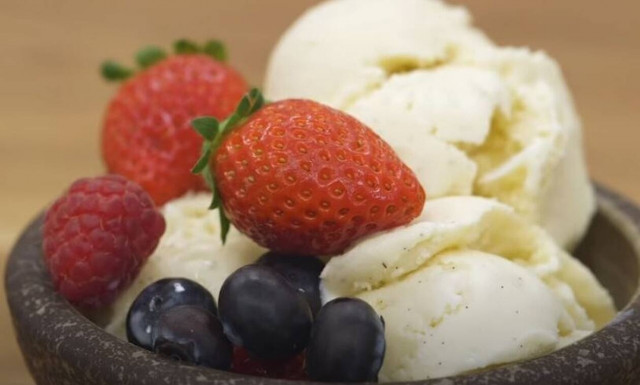 Άκης Πετρετζίκης: Το σπιτικό παγωτό φράουλα του Άκη