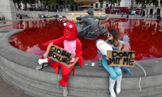 Λονδίνο: Τα σιντριβάνια «βάφτηκαν» με αίμα - Συγκλονιστικές εικόνες