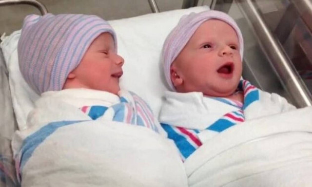 Δίδυμα ανταλλάζουν τις πρώτες τους «κουβέντες» στο μαιευτήριο!