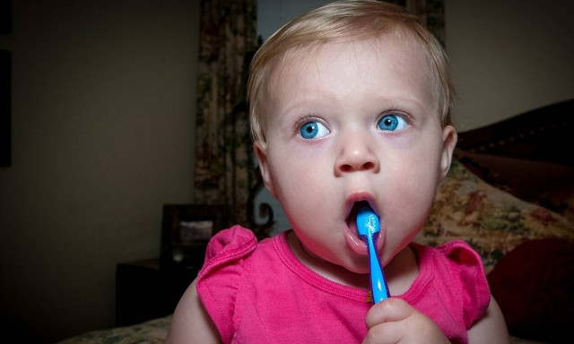 Πώς θα μάθει το νήπιο να πλένει σωστά τα δόντια του