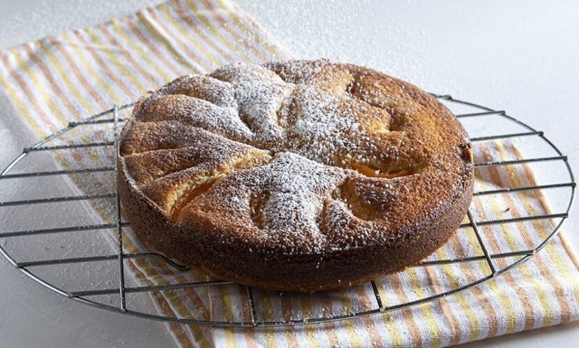 Άκης Πετρετζίκης: Απολαυστικό κέικ με βερίκοκα