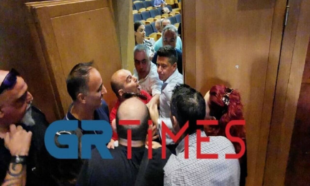 Πιάστηκαν στα χέρια στο δημοτικό συμβούλιο Καλαμαριάς (vid - pics)