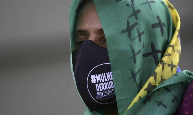 Βραζιλία: Δείτε τι φόρεσε ζευγάρι για να μην κολλήσει κορονοϊό (pics)