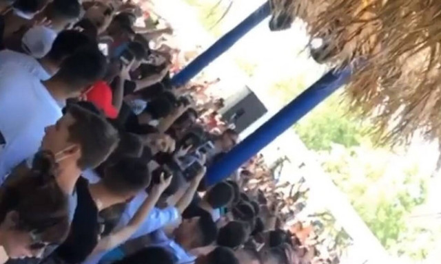 Κορονοϊός: Χαμός σε beach bar στην Κάτω Αχαΐα - Ο ένας... πάνω στον άλλον!