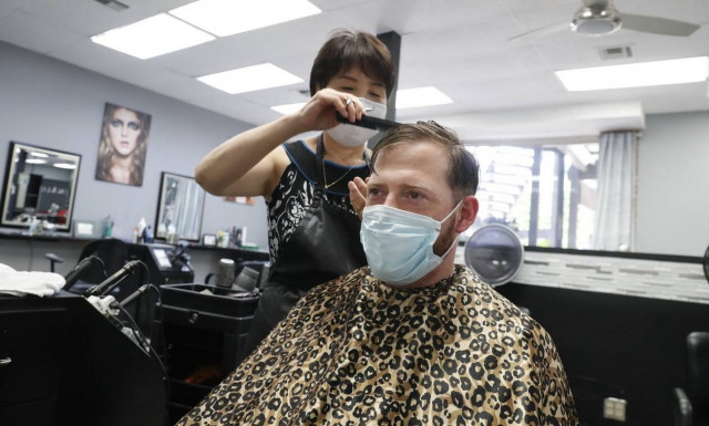 Κορονοϊός: Πώς η μάσκα αποτρέπει την εξάπλωσή του - Το παράδειγμα ενός κομμωτηρίου