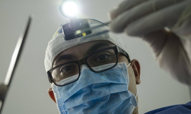 Παραπονιόταν για πόνο στο λαιμό: Δείτε τι βρήκαν οι γιατροί στις αμυγδαλές της