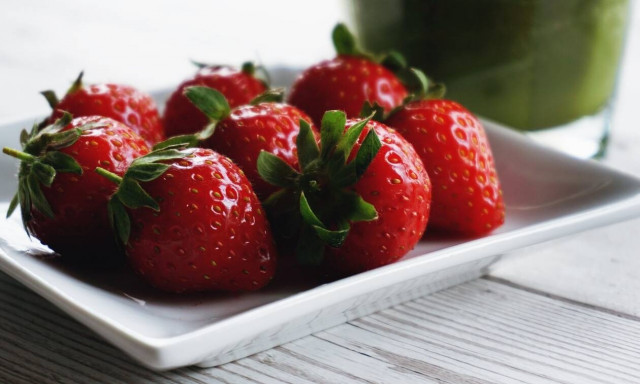 Γλυκό ψυγείου με μπισκότα, μους, ζελέ και φράουλες