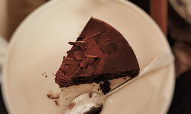 Θες να φτιάξεις σοκολατένιο κέικ που δεν θα το ψήσεις; Γίνεται