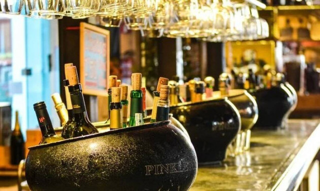 Ιδιοκτήτης παμπ κάνει τους πελάτες να κρατούν αποστάσεις με τον πιο απίστευτο τρόπο (pics)