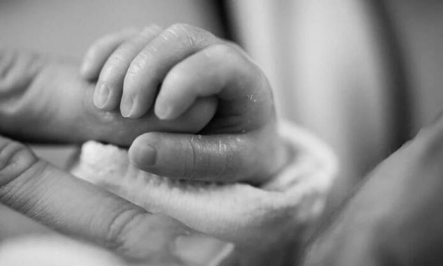 Τραγωδία στη Ναύπακτο: 20χρονη γέννησε στο σπίτι - Νεκρό το βρέφος