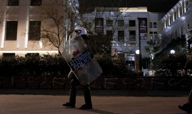 Κοντάρια, μπουκάλια και εύφλεκτο υγρό βρέθηκαν έξω από την ΑΣΟΕΕ 