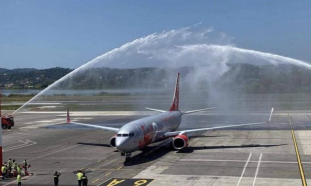 Κέρκυρα: Με αψίδες νερού υποδέχθηκαν την πρώτη πτήση από τη Μεγάλη Βρετανία