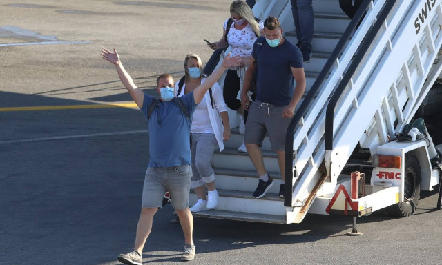 Κορονοϊός: Σαρωτικοί έλεγχοι στους Βρετανούς τουρίστες – Έκτακτη σύσκεψη στο Μαξίμου 