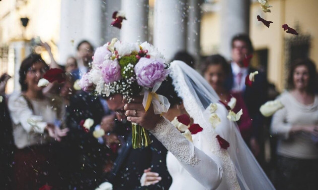 Influencer παντρεύτηκε τον 20χρονο γιο του πρώην συζύγου της (pics)