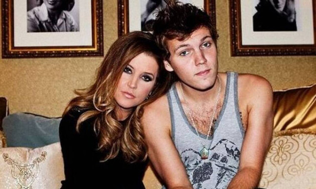 Καταρρακωμένη η Λίσα Μαρί Πρίσλεϊ μετά το θάνατο του γιού της (pics)