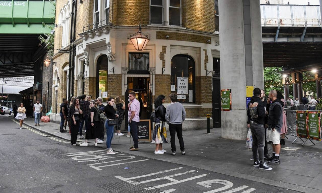 Κορονοϊός Βρετανία: Χαλαρώνει η καραντίνα στο Λέστερ - Κλειστά όμως τα μπαρ