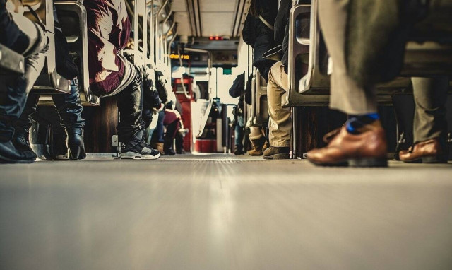 Έντρομοι επιβάτες λεωφορείου - Τι μπήκε από το παράθυρο (pics)