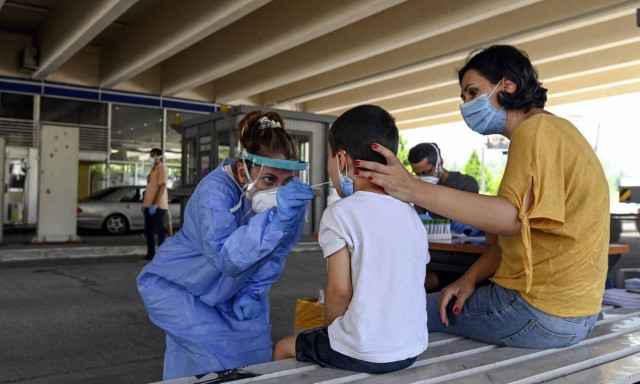 Κορονοϊός: Συναγερμός σε ειδικούς και Κυβέρνηση για να μην γυρίσουμε στον Μάρτιο