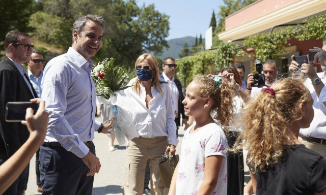 Απρεπές tweet από τραπεζίτη κατά Μητσοτάκη για το Kassiopi Project