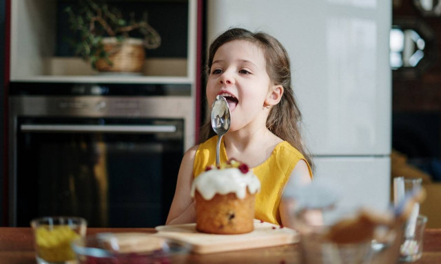 Να αδειάζει το παιδί το πιάτο του ή όχι; Τι λένε οι ειδικοί;