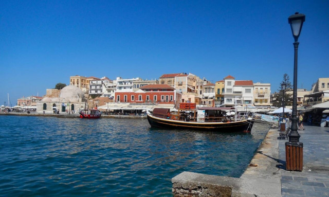 Χανιά: Απίστευτες εικόνες με οδηγό μηχανής στο κέντρο της πόλης