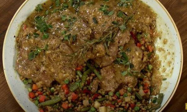 Άκης Πετρετζίκης: Χοιρινές μπριζόλες κρασάτες