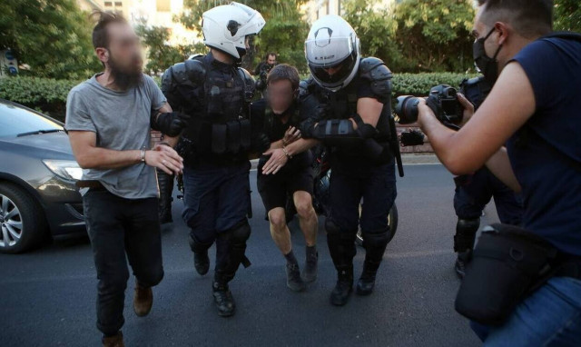 Επεισόδια ΑΣΟΕE: Ελεύθεροι οι συλληφθέντες με όρο να μην πηγαίνουν στα Εξάρχεια