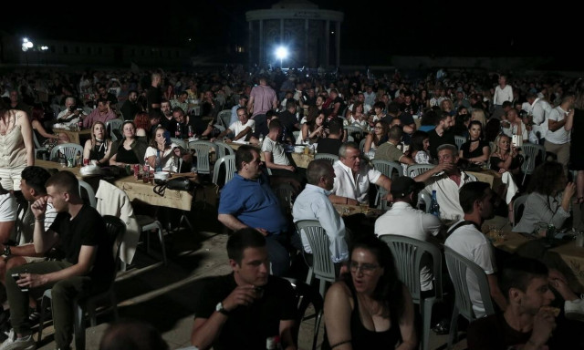 Κορονοϊός: Παρατείνονται τα μέτρα στις παραλίες - Όλα ανοικτά για τα πανηγύρια