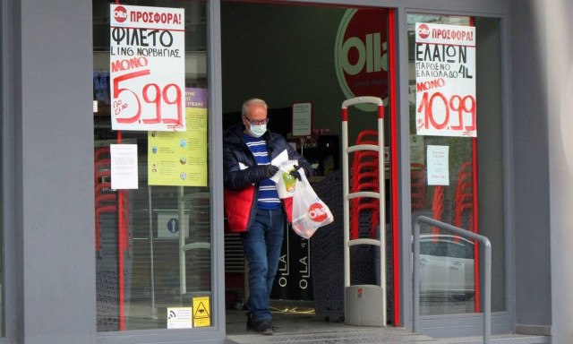Face masks for all made mandatory in supermarkets from Saturday