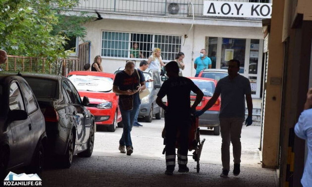 Επίθεση με τσεκούρι: Σάλος με το βίντεο της επίθεσης στη ΔΟΥ Κοζάνης