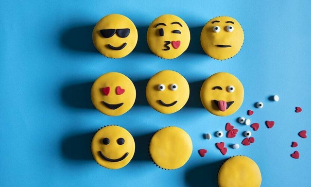 Άκης Πετρετζίκης: Emoji cupcakes