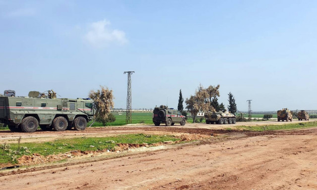 Βίντεο: Περίπολος Ρώσων μπλοκάρει Αμερικανούς στη Συρία