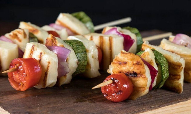 Άκης Πετρετζίκης: Σουβλάκια με χαλούμι, κολοκυθάκια και ντοματίνια