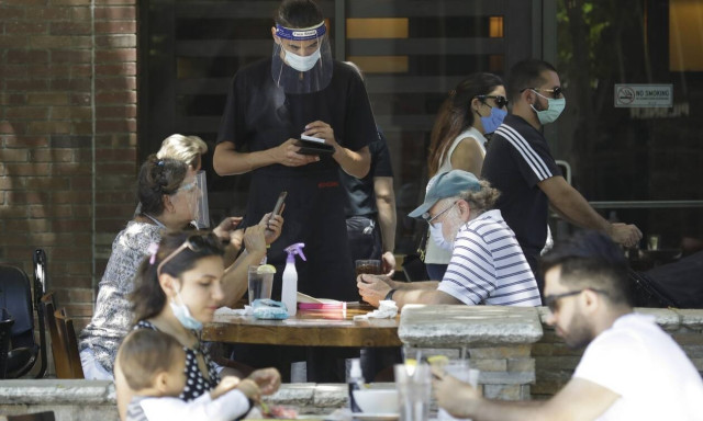 Κορονοϊός: Γιατί οι ειδικοί φοβούνται τα αστικά κέντρα - Ελπιδοφόρα νέα για το εμβόλιο της Οξφόρδης